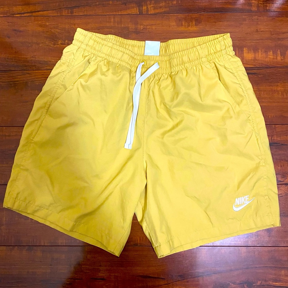 Men’s Nike 5” inseam Shorts Size Small Yellow/White